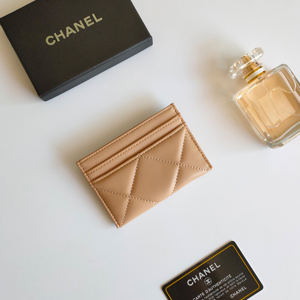 Ch*el 19 card holder