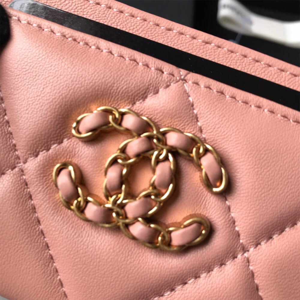 Ch*el 19 card holder