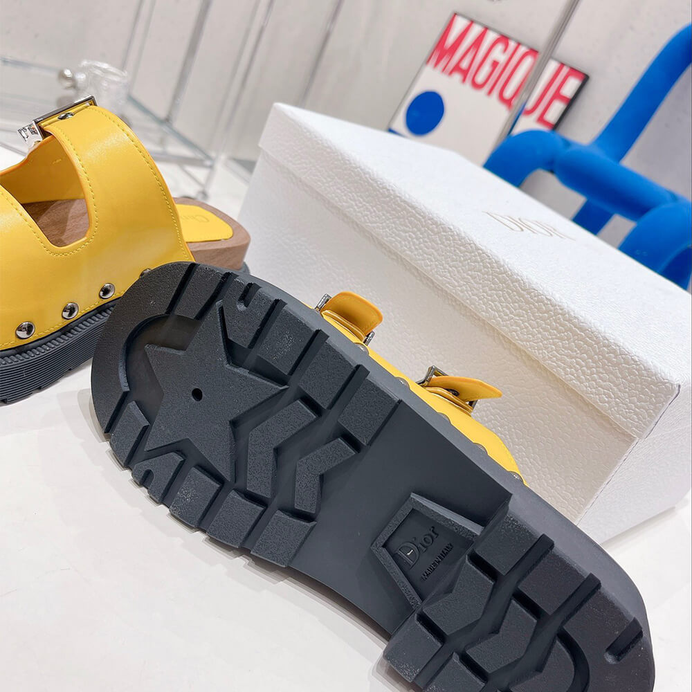 D*orquake strap sandal