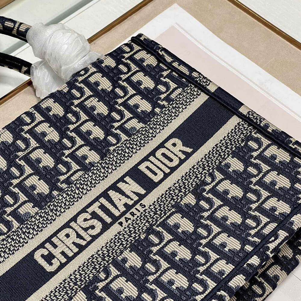 small D*or book tote