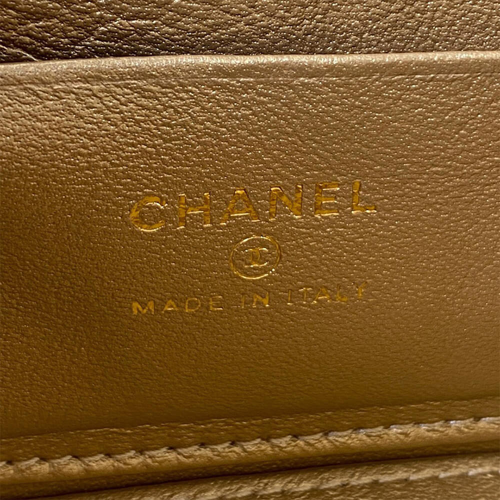 Ch*el vanity with chain