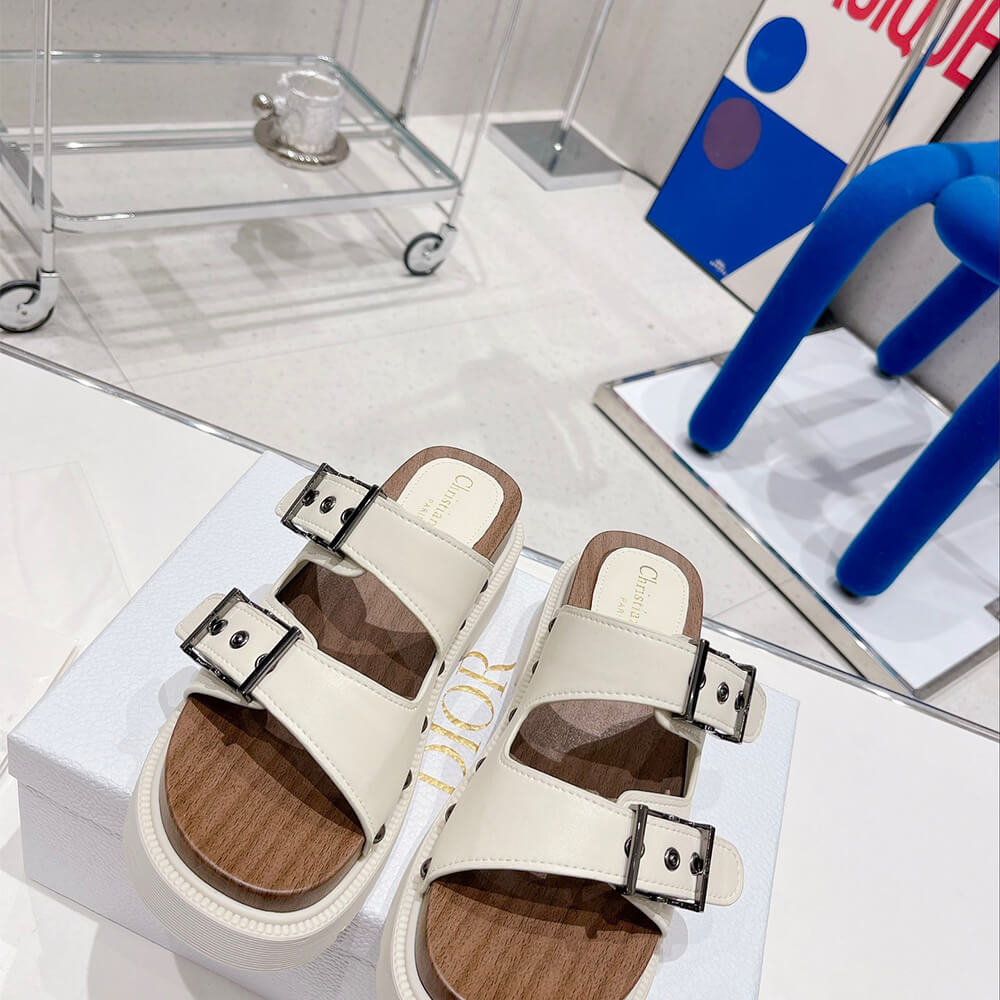 D*orquake strap sandal
