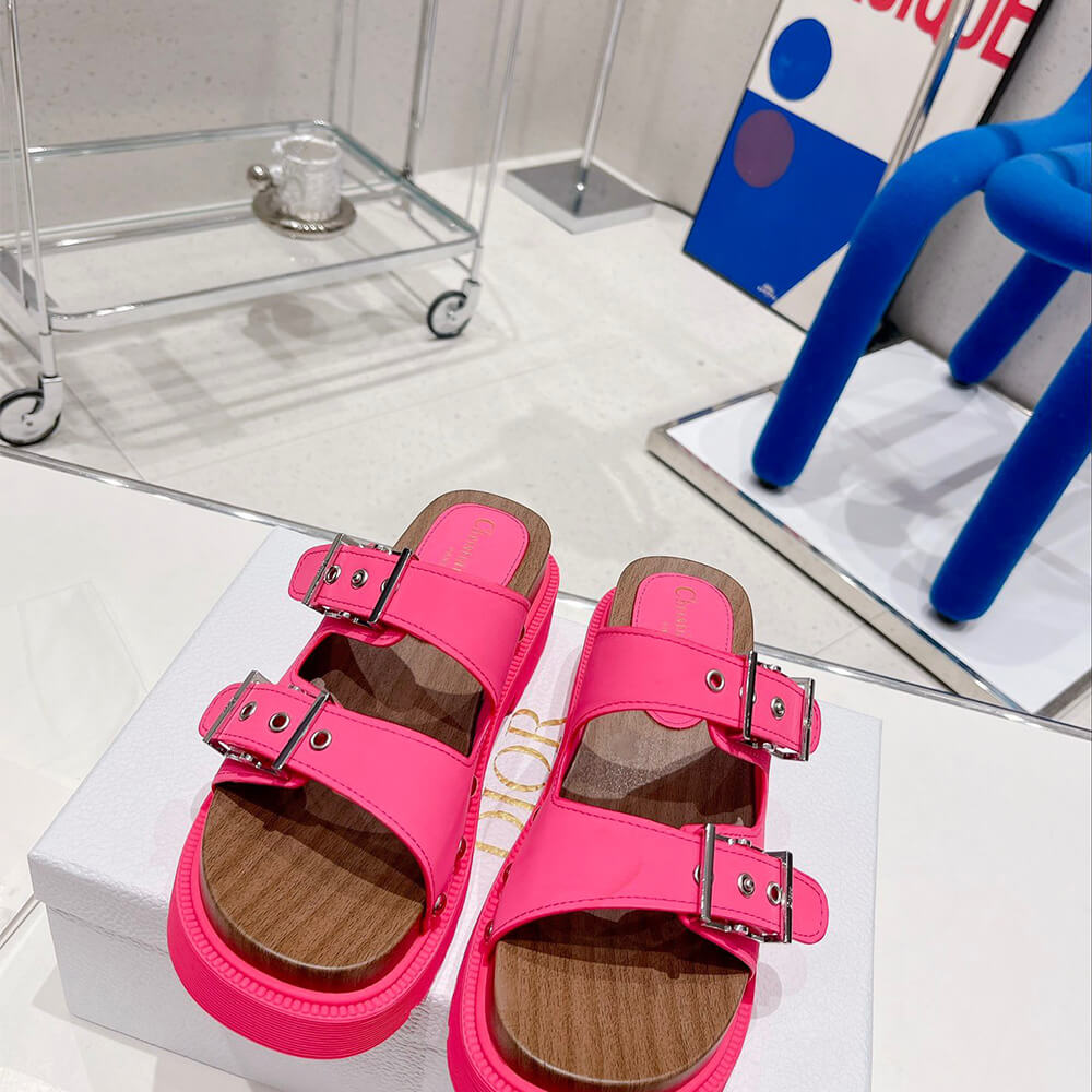 D*orquake strap sandal