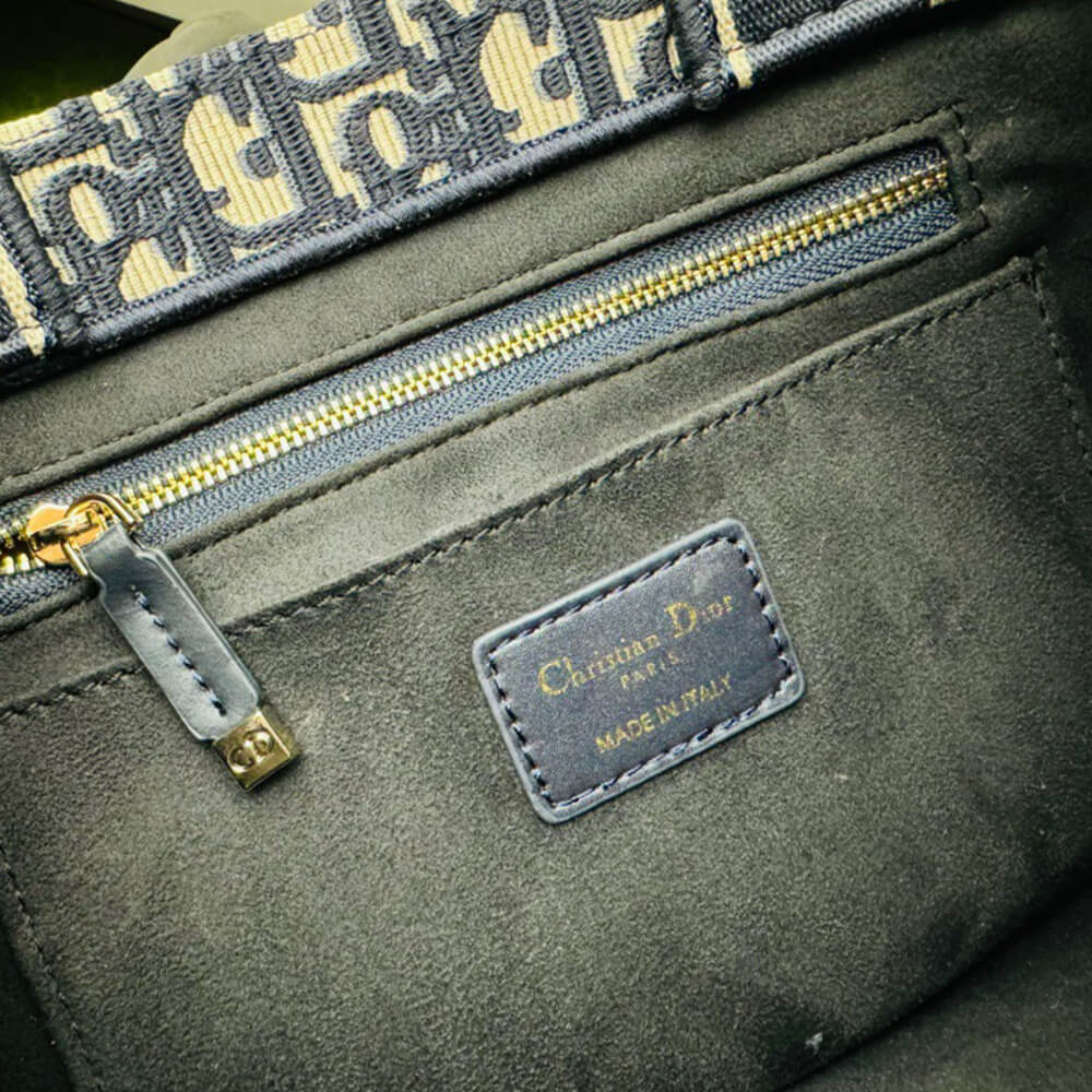 small D*or book tote