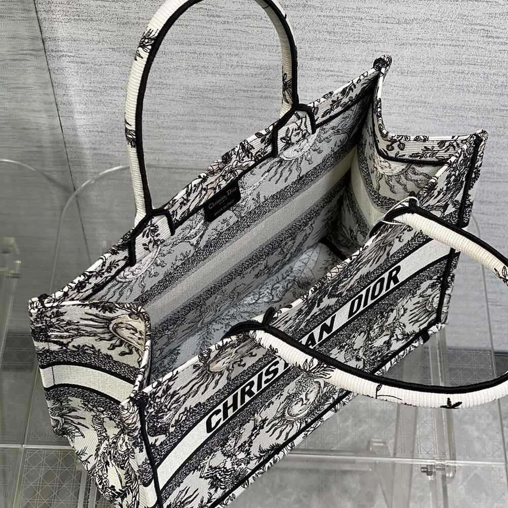medium D*or book tote
