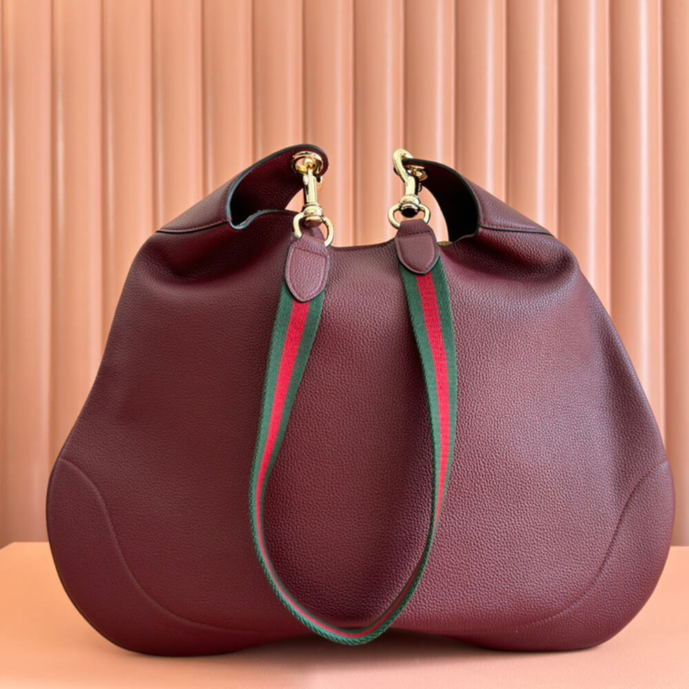 G*u*i b medium shoulder bag