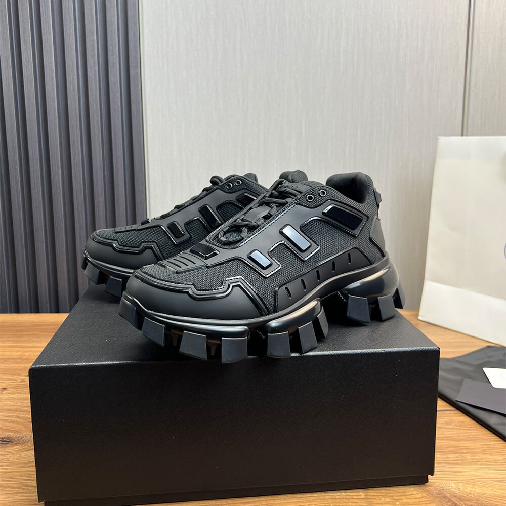 Thick-soled sneakers