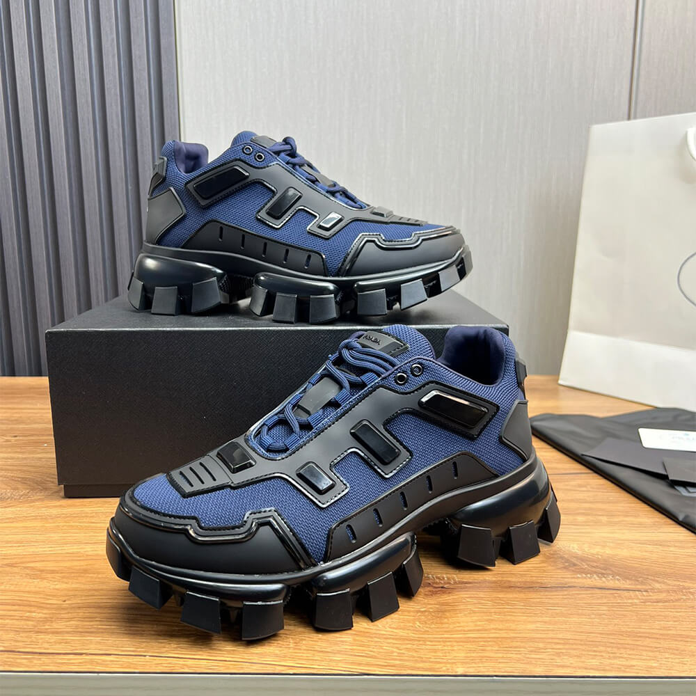 Thick-soled sneakers
