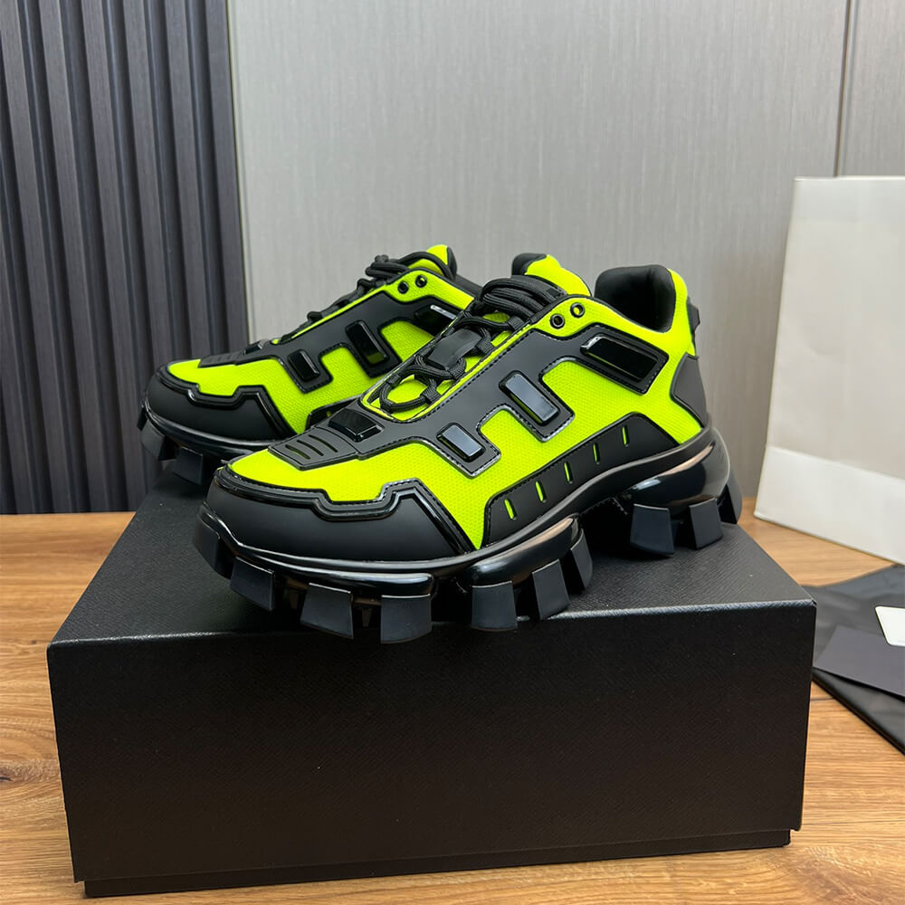 Thick-soled sneakers