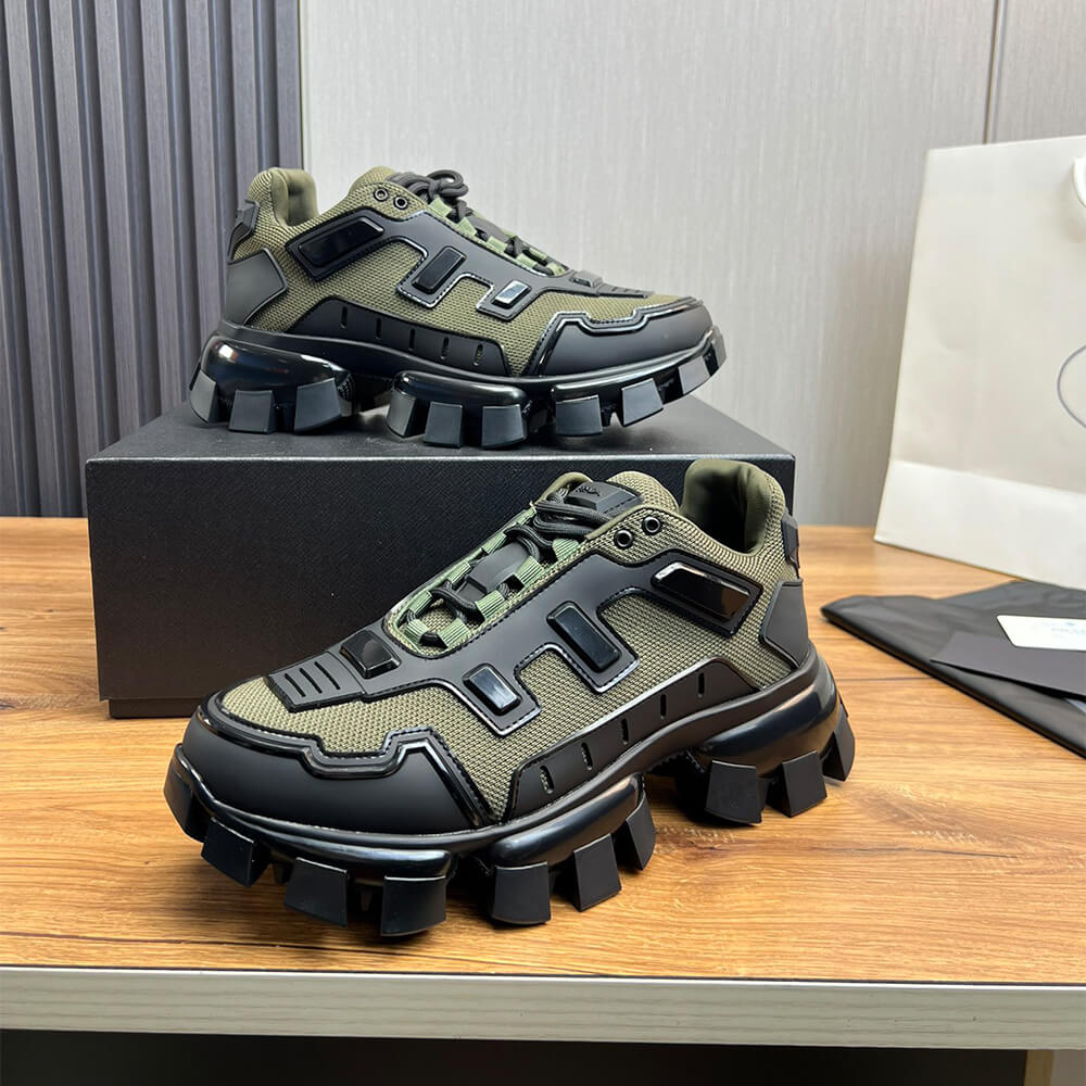 Thick-soled sneakers