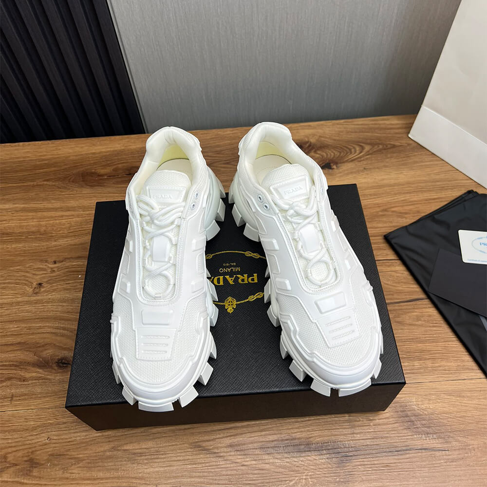 Thick-soled sneakers