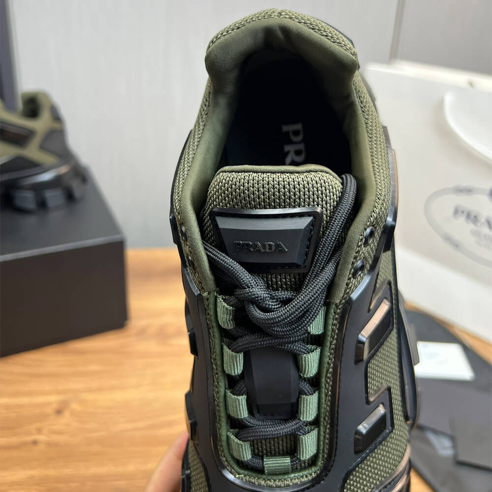 Thick-soled sneakers