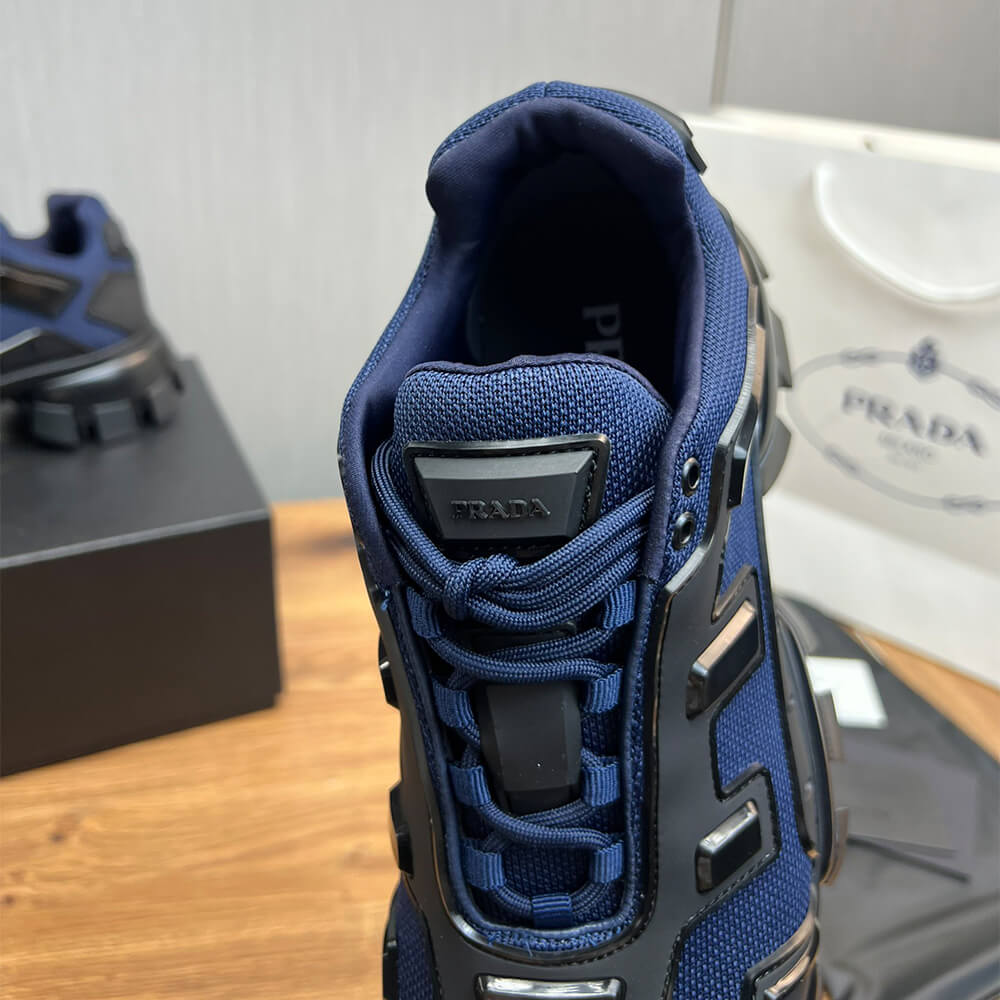 Thick-soled sneakers
