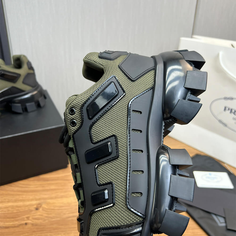 Thick-soled sneakers