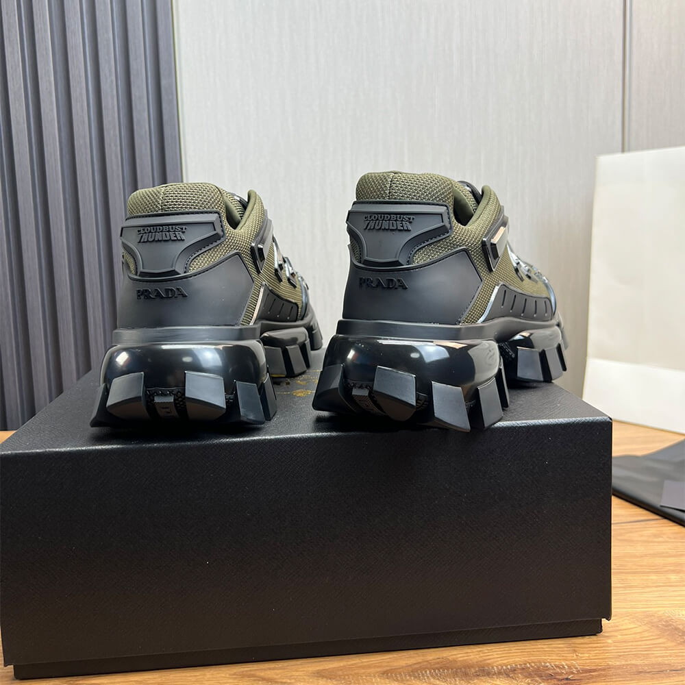 Thick-soled sneakers